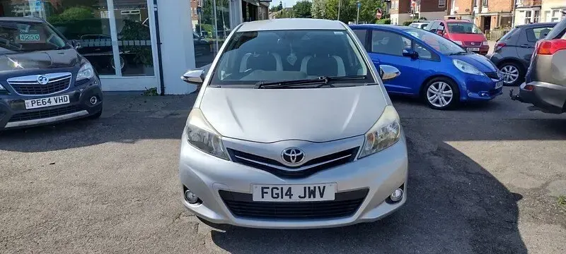 Used Toyota Yaris Trend 99 HP (72 kW) 2014 Silver Hatchback