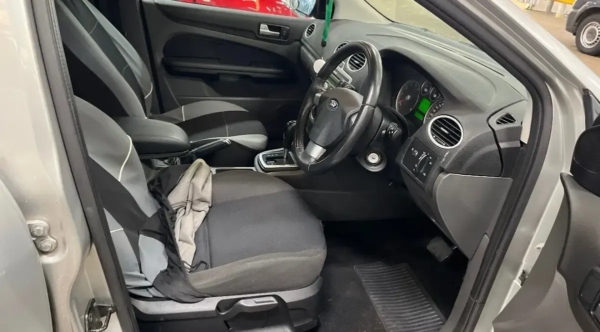 Used Ford Focus Zetec 100 HP (73 kW) 2006 Silver Hatchback