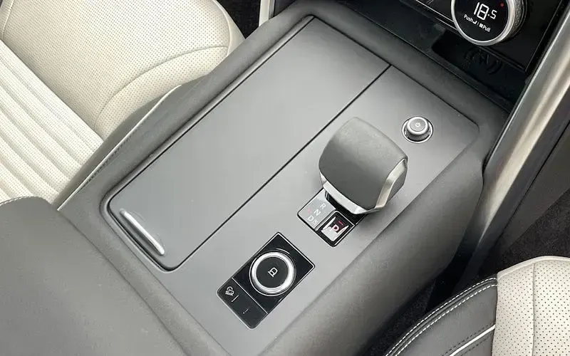 Used Land Rover Discovery HSE Dynamic 300 HP (220 kW) 2024 Grey SUV