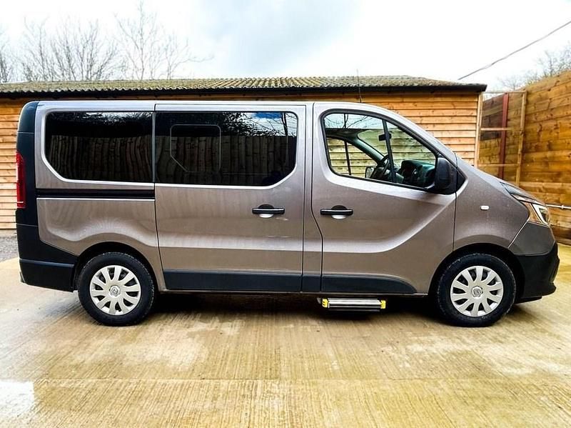 Begagnad Renault Trafic Business 2020 Grå Minibuss