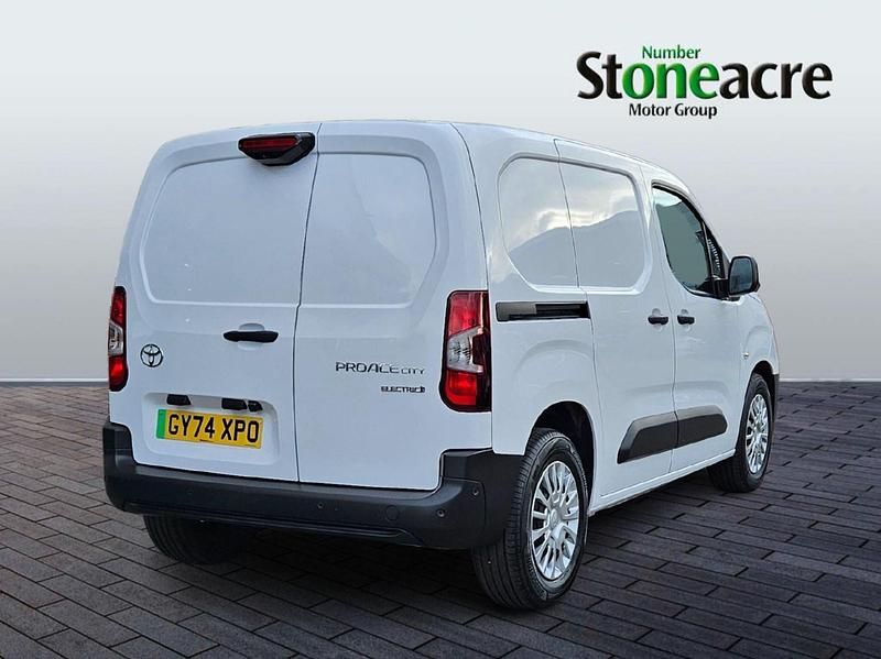 Used Toyota Proace 100 kW (136 HP) 2024 White MPV