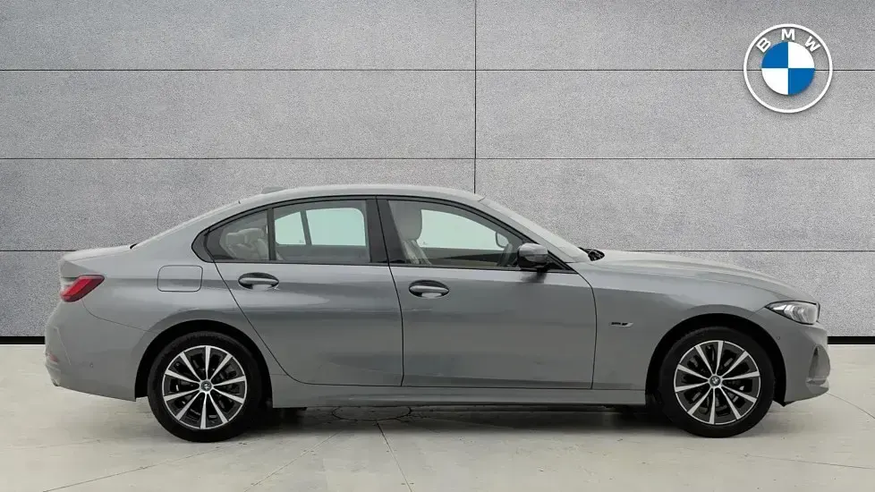 Usado BMW 330e Sport Line 288 HP (211 kW) 2023 Cinzento