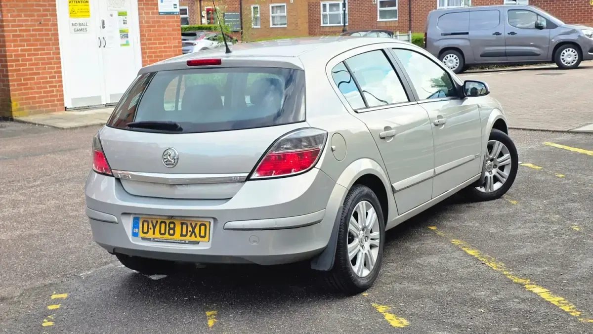 Begagnad Vauxhall Astra Design Edition 138 HK (101 kW) 2008 Beige Halvkombi