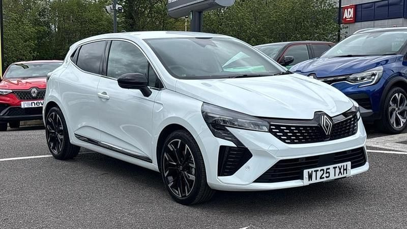Used Renault Clio V Techno 143 HP (105 kW) 2025 Solid  glacier white  Hatchback