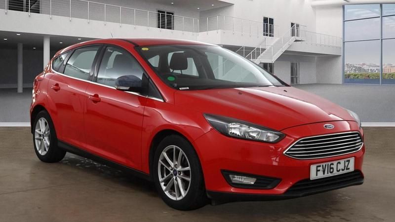 Used Ford Focus Zetec 125 HP (91 kW) 2016 Red Hatchback
