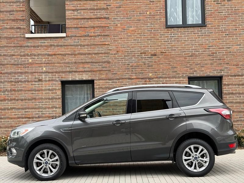 Begagnad Ford Kuga Titanium 180 HK (132 kW) 2017 Grå SUV