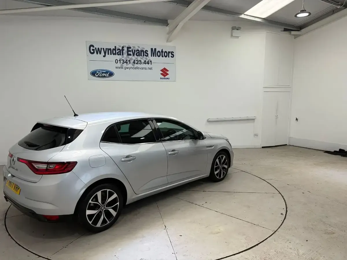 Used Renault Mégane IV Dynamique 130 HP (95 kW) 2017 Silver Hatchback