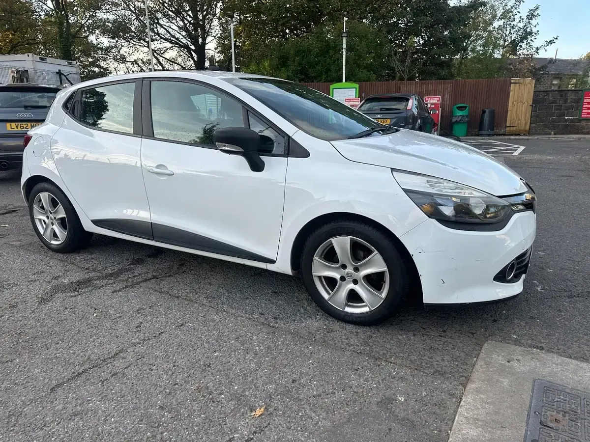 Used Renault Clio Play 90 HP (66 kW) 2016 White Hatchback