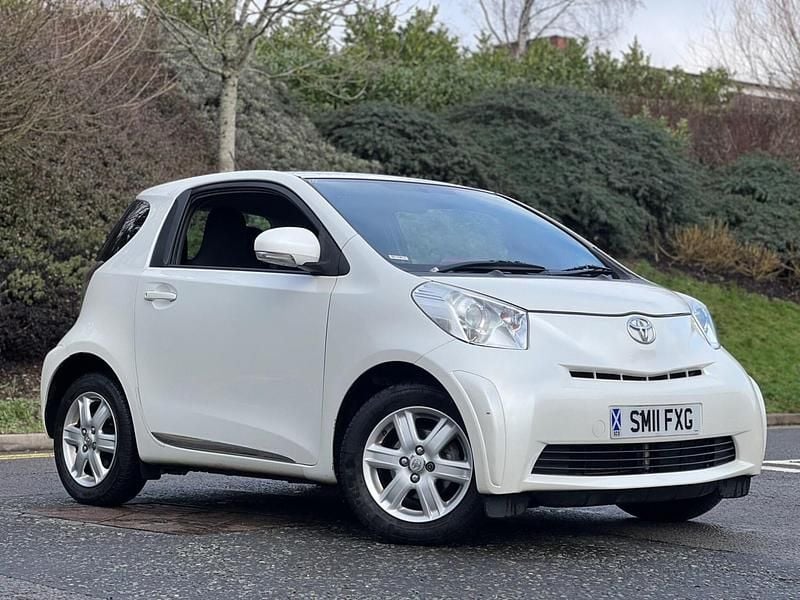 Used Toyota iQ 68 HP (50 kW) 2011 White Hatchback