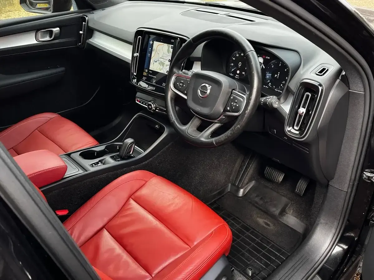 Used Volvo XC40 Momentum 2018 Black SUV