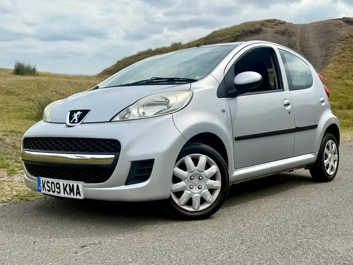 Used Peugeot 107 68 HP (50 kW) 2009 Silver Hatchback