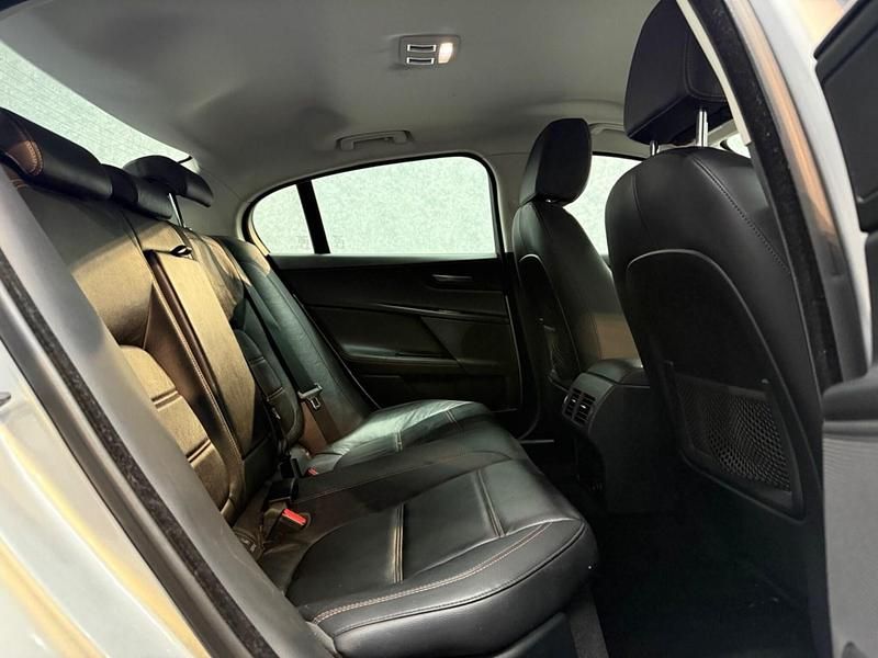 Begagnad Jaguar XE Prestige 2015 Silver Sedan