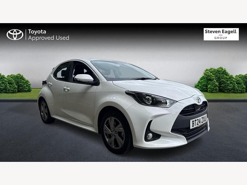White Used 2024 Toyota Yaris Hybrid Hatchback | £17,981 (Good price) - Image 1/3