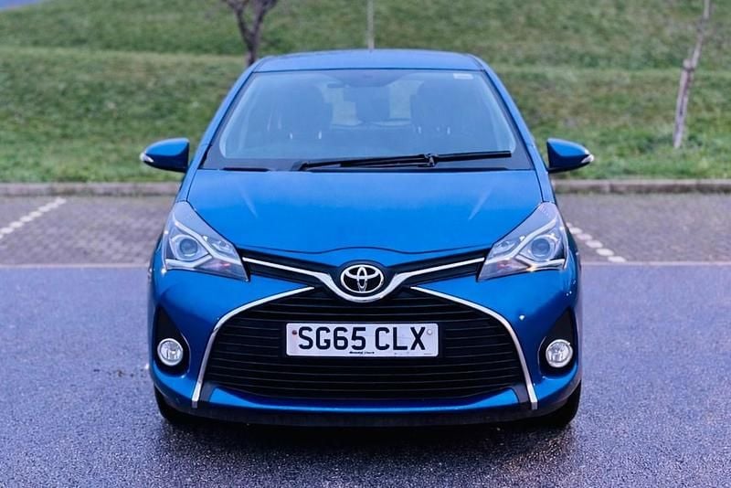 Used Toyota Yaris 99 HP (72 kW) 2015 Blue Hatchback