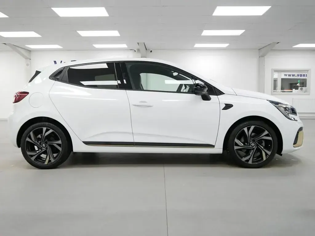 Used Renault Clio Engineered 145 HP (106 kW) 2023 White Hatchback