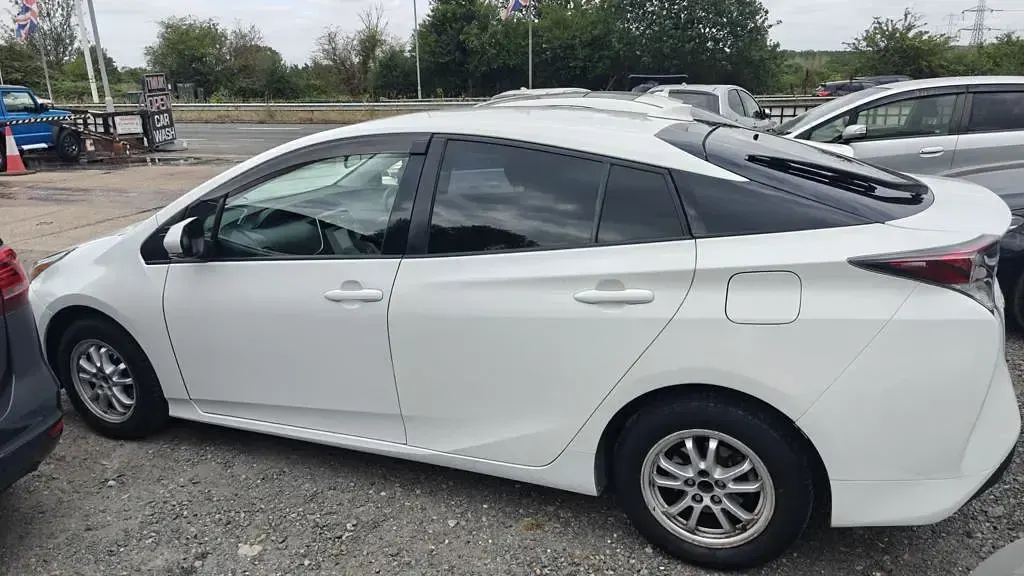 Used Toyota Prius Active 122 HP (89 kW) 2017 White Hatchback