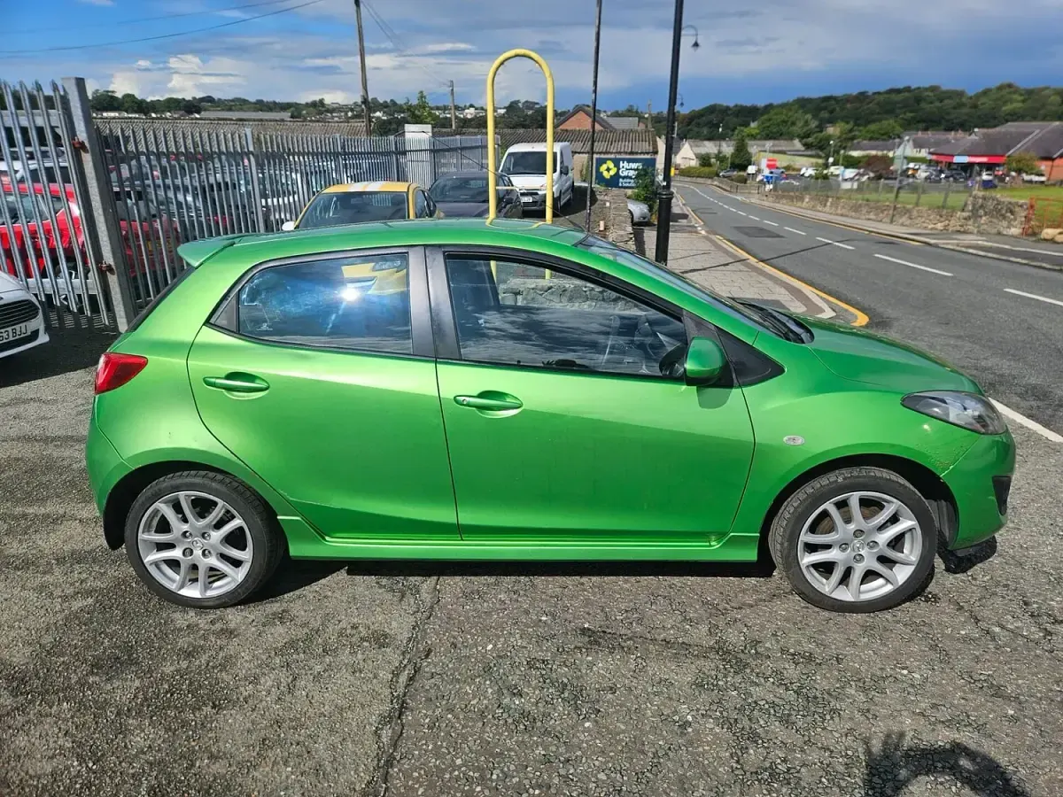 Used Mazda 2 82 HP (60 kW) 2011 Green Hatchback