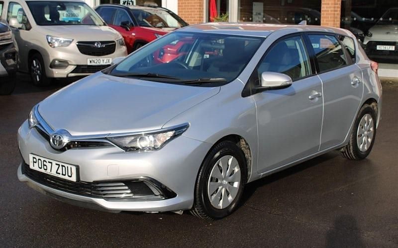 Used Toyota Auris Active 99 HP (72 kW) 2017 Silver Hatchback