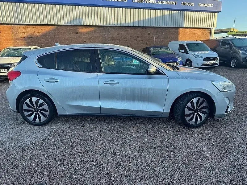 Begagnad Ford Focus Zetec 125 HK (91 kW) 2018 Silver Halvkombi