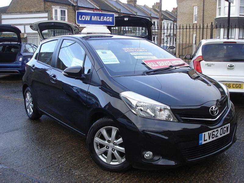 Begagnad Toyota Yaris 2012 Svart Halvkombi