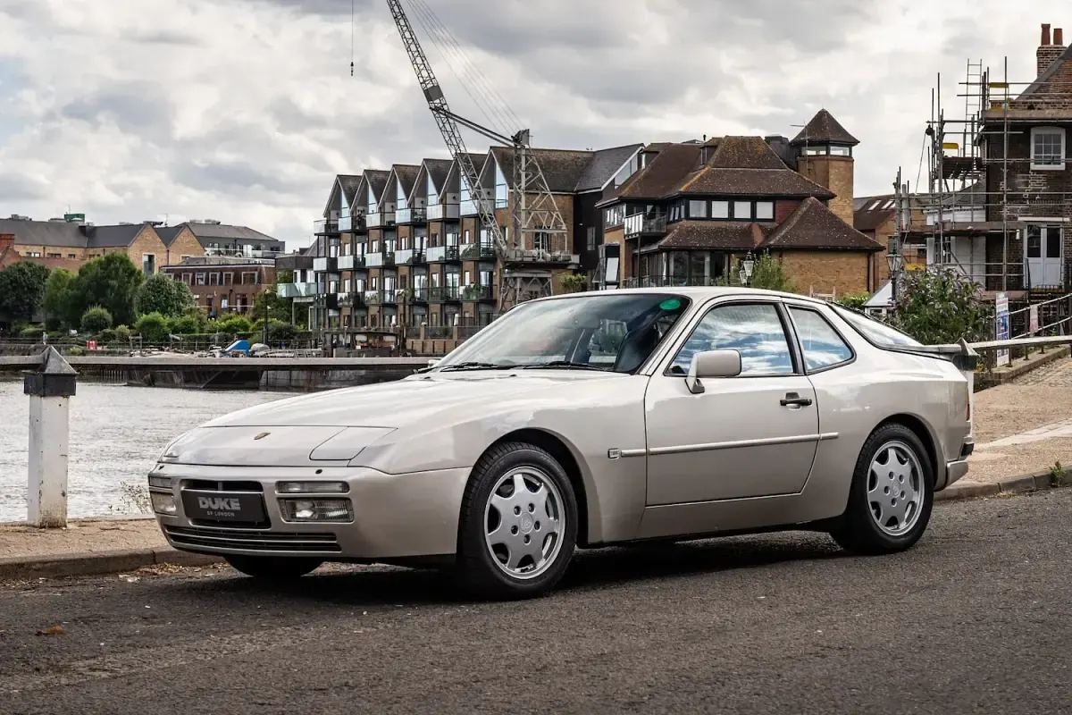 Used Porsche 944 Turbo 220 HP (161 kW) 1986 Silver Coupe