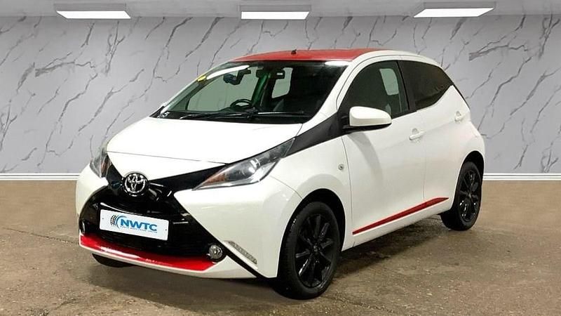 Used Toyota Aygo x-press 68 HP (50 kW) 2018 White Hatchback