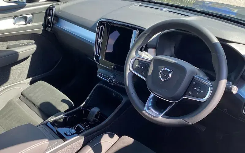 Used Volvo XC40 Plus 197 HP (144 kW) 2025 Green SUV