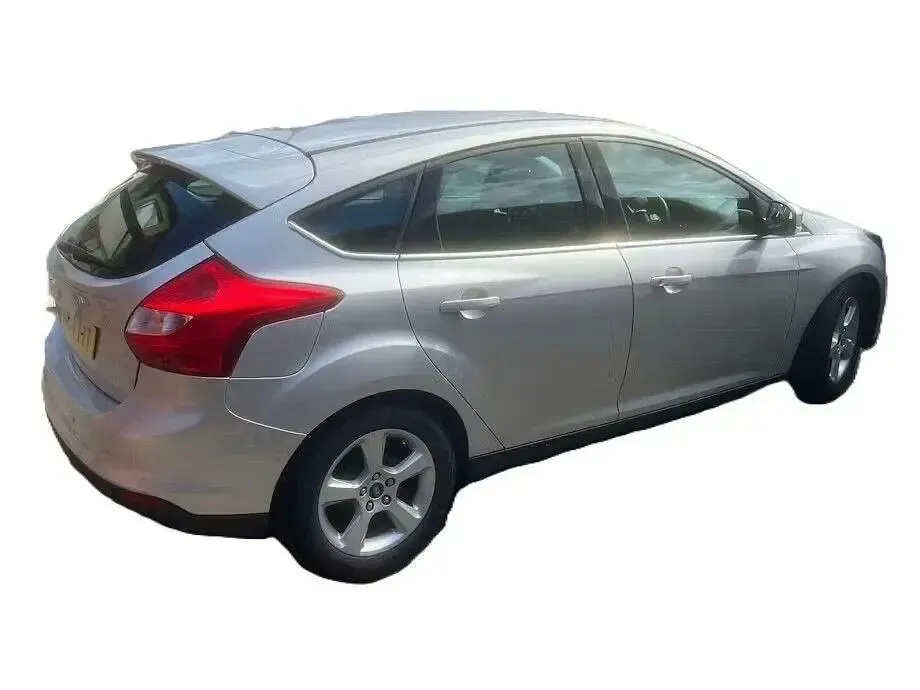 Begagnad Ford Focus Zetec 125 HK (91 kW) 2014 Silver Halvkombi