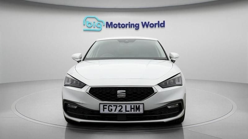 Used Seat Leon SE Dynamic 116 HP (85 kW) 2022 White Hatchback