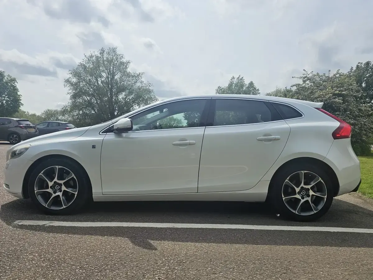 Used Volvo V40 SE 180 HP (132 kW) 2015 White Hatchback