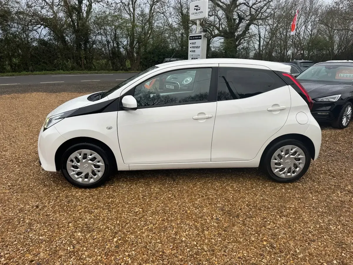 Used Toyota Aygo X-play 70 HP (51 kW) 2018 White Hatchback