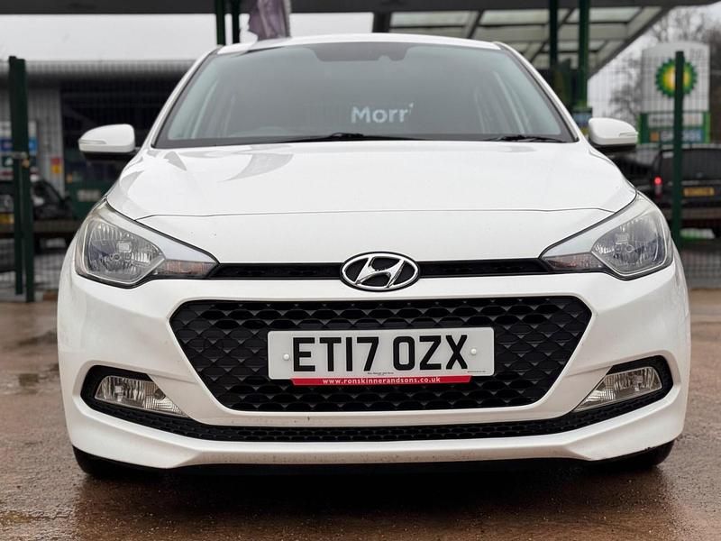 Used Hyundai i20 SE 84 HP (61 kW) 2017 White Hatchback