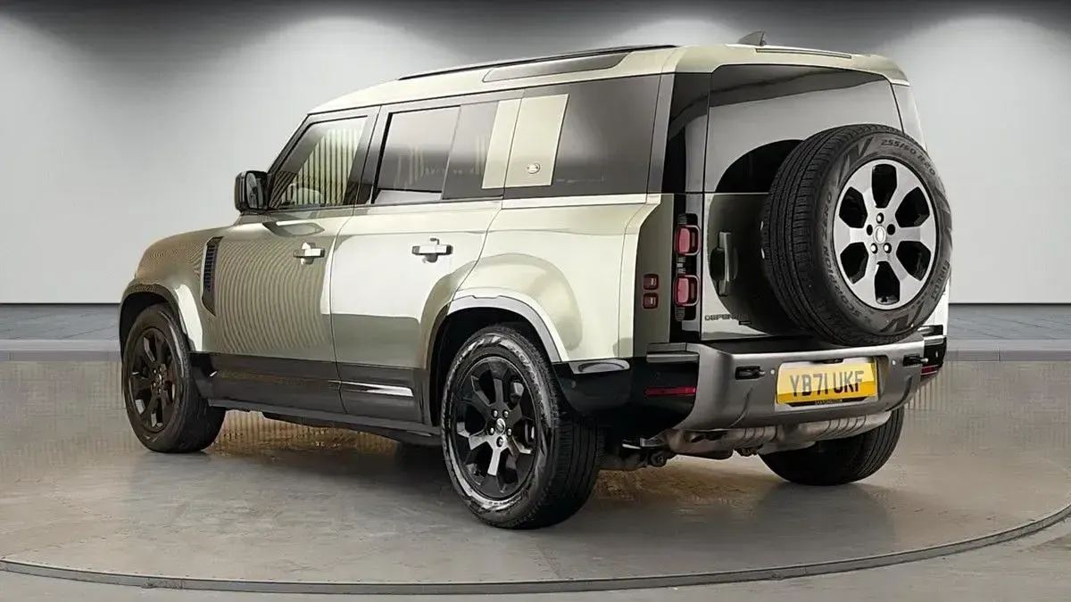 Used Land Rover Defender SE Dynamic 300 HP (220 kW) 2021 Pangea green SUV