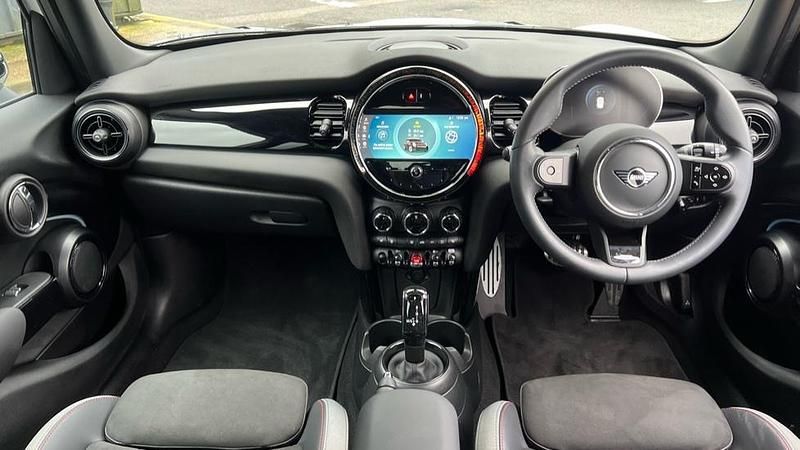 Usado Mini Cooper Hatch 134 HP (98 kW) 2024 Branco Citadino