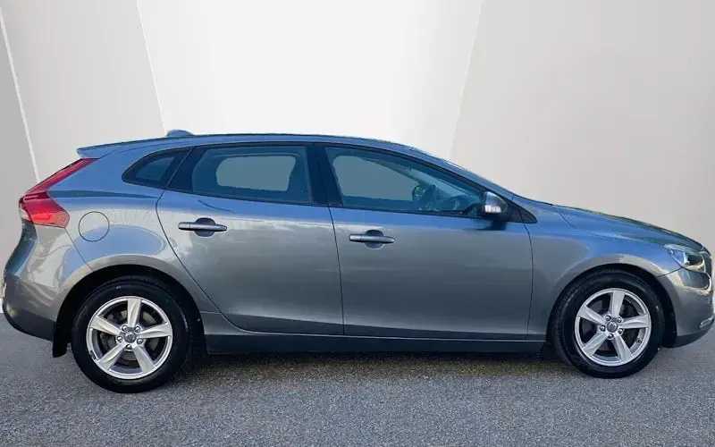 Used Volvo V40 122 HP (89 kW) 2015 Hatchback