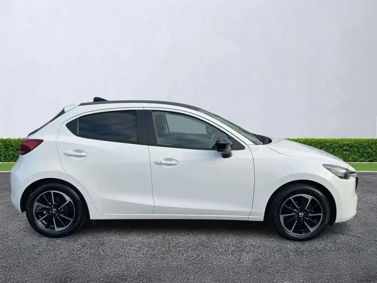 Używany Mazda 2 Homura-Aka 116 KM (85 kW) 2023 Biały Hatchback