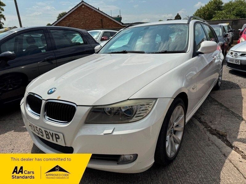 White Used 2009 BMW 320 Estate | £3,494 (Fair price) - Image 1/4