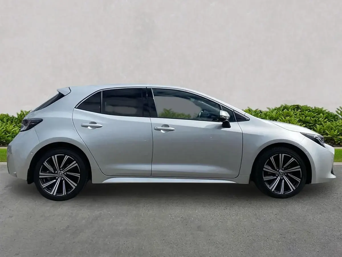 Used Toyota Corolla Design 140 HP (102 kW) 2022 Silver Hatchback
