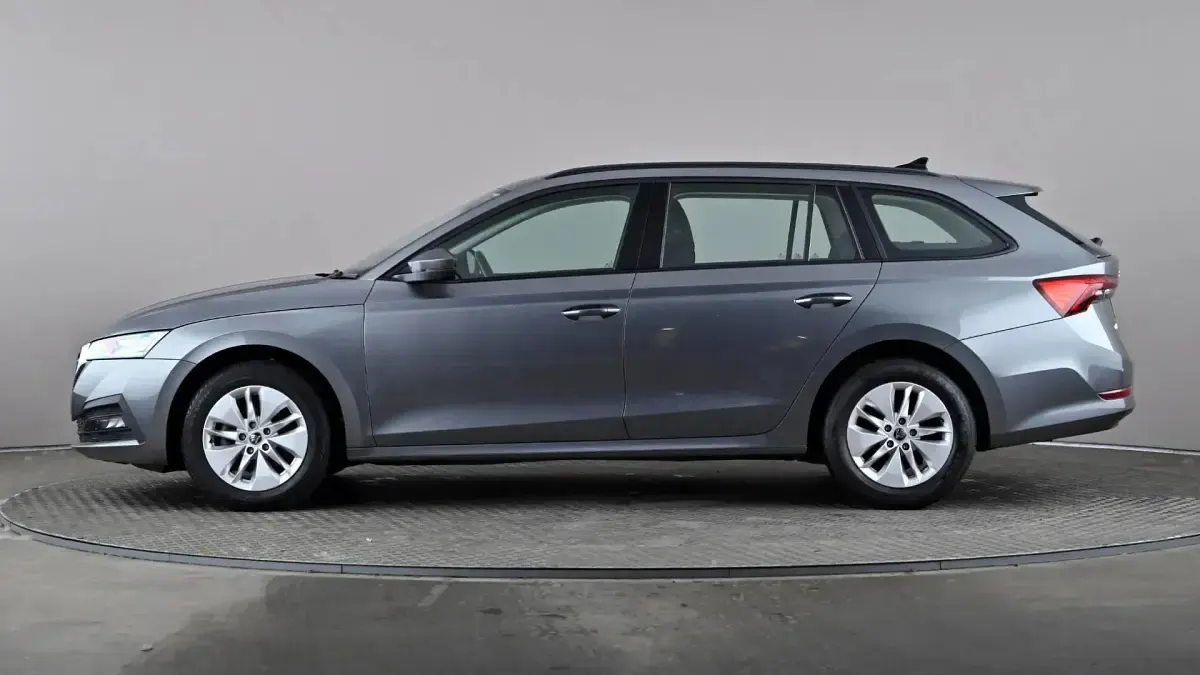 Usado Skoda Octavia SE Technology 116 HP (85 kW) 2023 Cinzento Carrinha