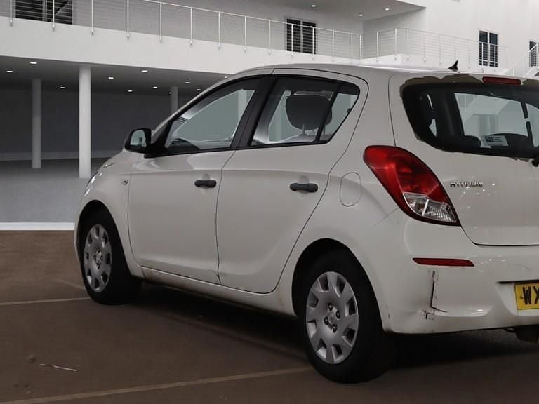 Used Hyundai i20 Classic 85 HP (62 kW) 2013 White Hatchback