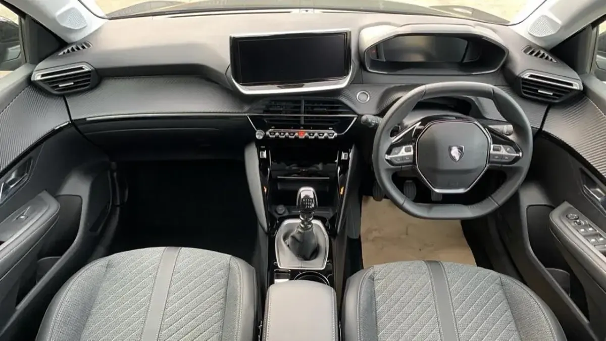 Second-hand Peugeot 208 Allure 99 CP (72 kW) 2025 Negru Hatchback