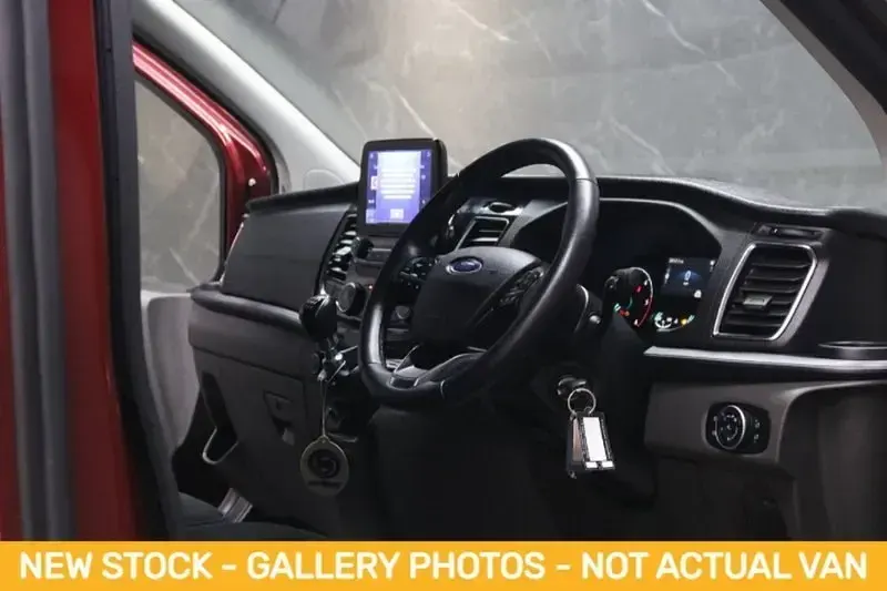 Usado Ford Transit Custom Trend 130 CV (95 kW) 2021 Rojo Van