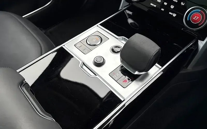 Used Land Rover Range Rover SE 300 HP (220 kW) 2023 Grey SUV