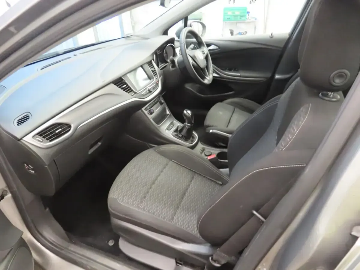 Used Vauxhall Astra Design Edition 105 HP (77 kW) 2017 Grey Estate