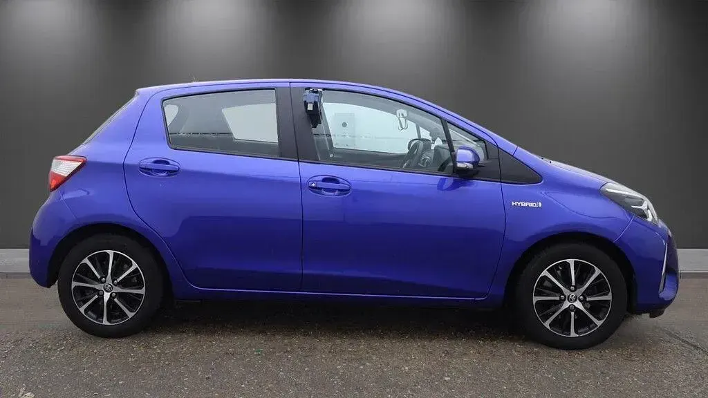 Used Toyota Yaris 100 HP (73 kW) 2018 Blue Hatchback