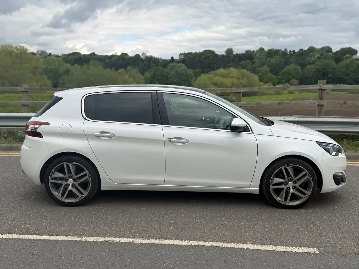 Used Peugeot 308 156 HP (114 kW) 2014 White Hatchback