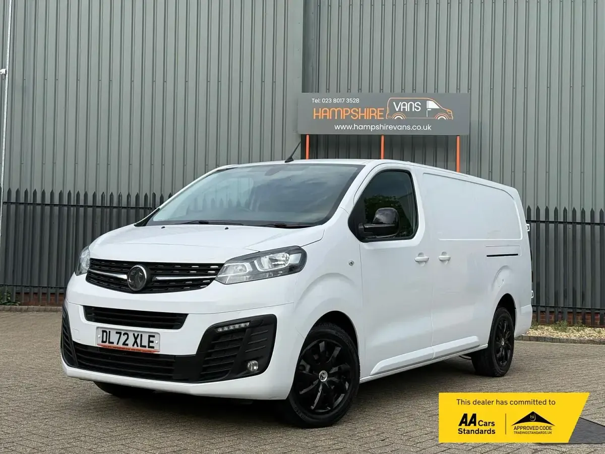 Usado Vauxhall Vivaro S 145 HP (106 kW) 2023 Branco Monovolume