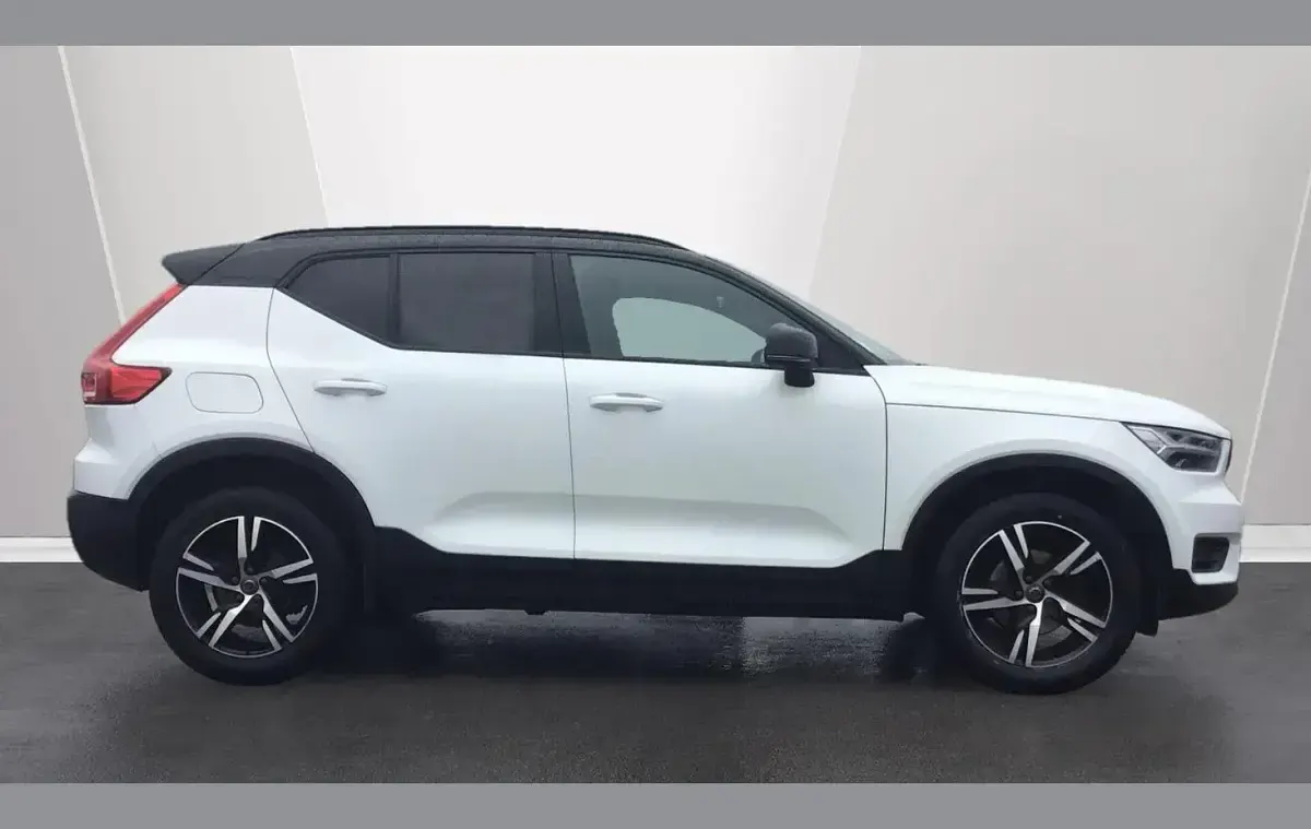 Begagnad Volvo XC40 R-Design 161 HK (118 kW) 2021 Vit SUV