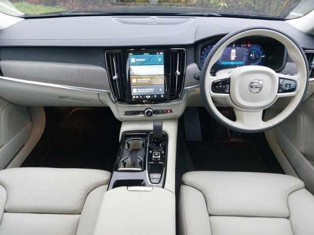 New Volvo V90 Plus 350 HP (257 kW) 2025 Metallic  silver dawn Estate