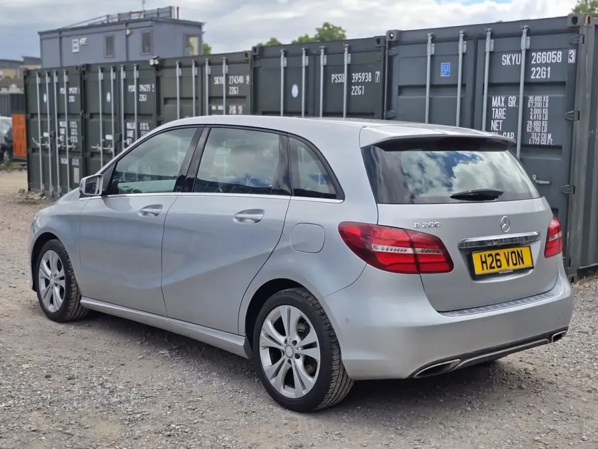 Usado Mercedes B200 Premium Plus 156 HP (114 kW) 2015 Prateado Monovolume